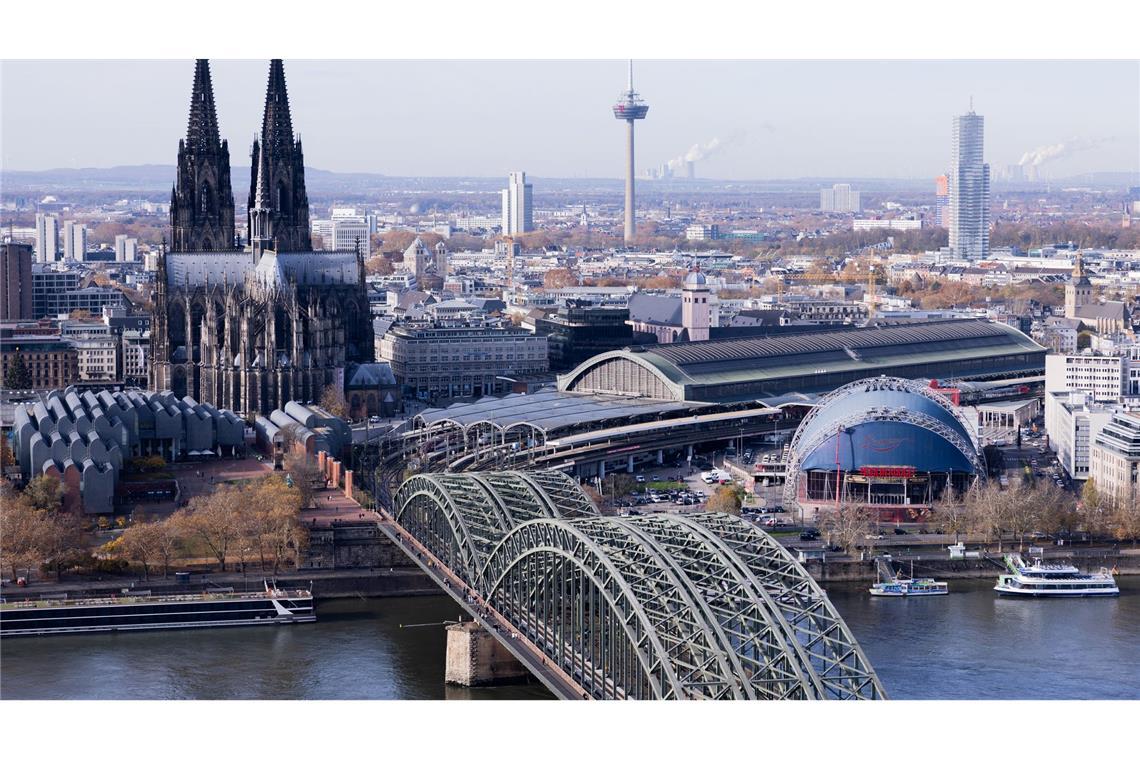 Mehr als 50 neue Stellwerke nimmt die Bahn jedes Jahr in Betrieb - ausgerechnet am Kölner Hauptbahnhof gab es Probleme.