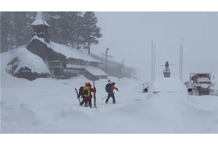 Mehr als 50 speziell ausgebildete Kräfte arbeiteten sich bei Sturm, Schneetreiben und zeitweise schlechter Sicht ins Gelände vor.