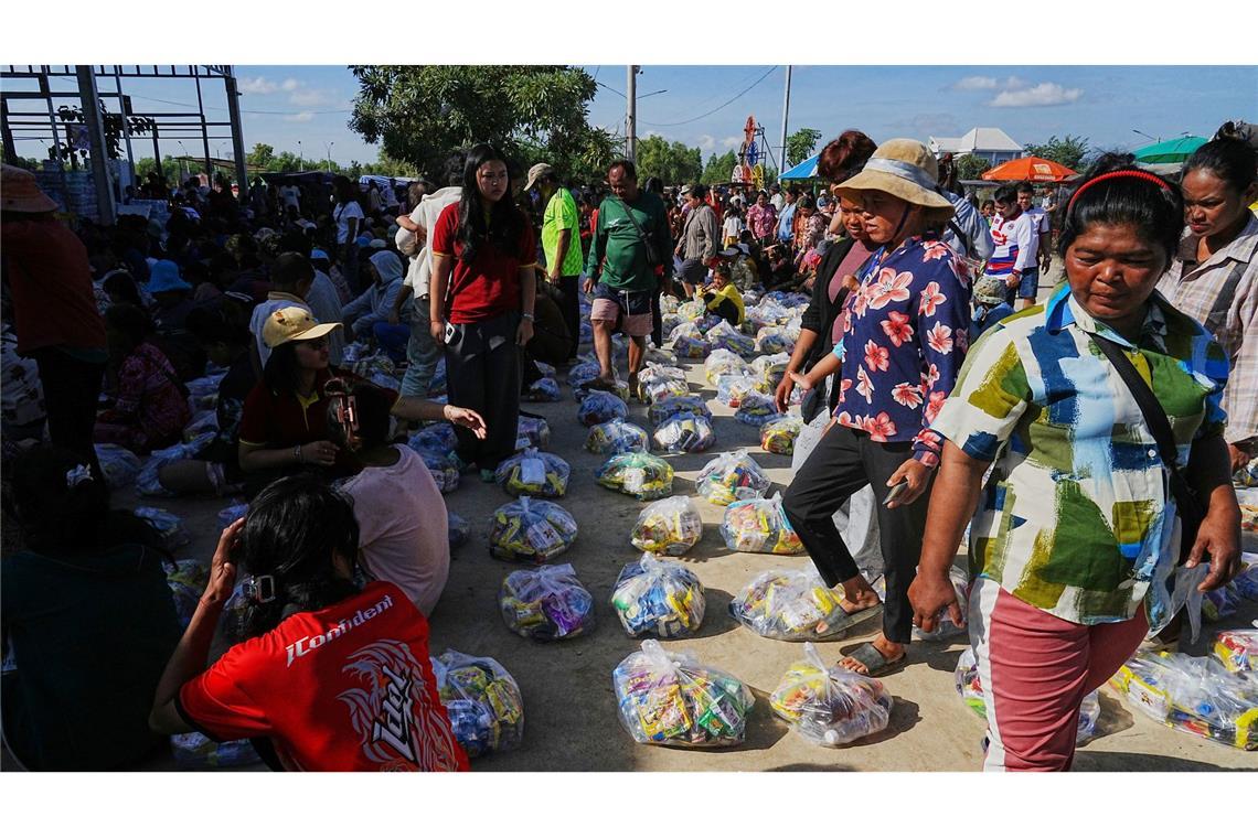 Mehr als 500.000 Personen auf beiden Seiten des Grenzkonflikts wurden durch die Gefechte in die Flucht gedrängt. Hier warten Evakuierte in der Provinzstadt Banteay Menchey in Kambodscha auf eine Spende von einer lokalen Wohltätigkeitsorganisation.