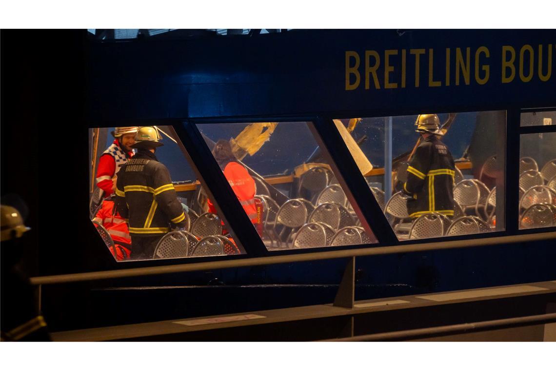 Transportschiff stößt auf Elbe gegen Fähre - Elf Verletzte Mehr als 55 Kräfte von Feuerwehr und Polizei sind im Einsatz.