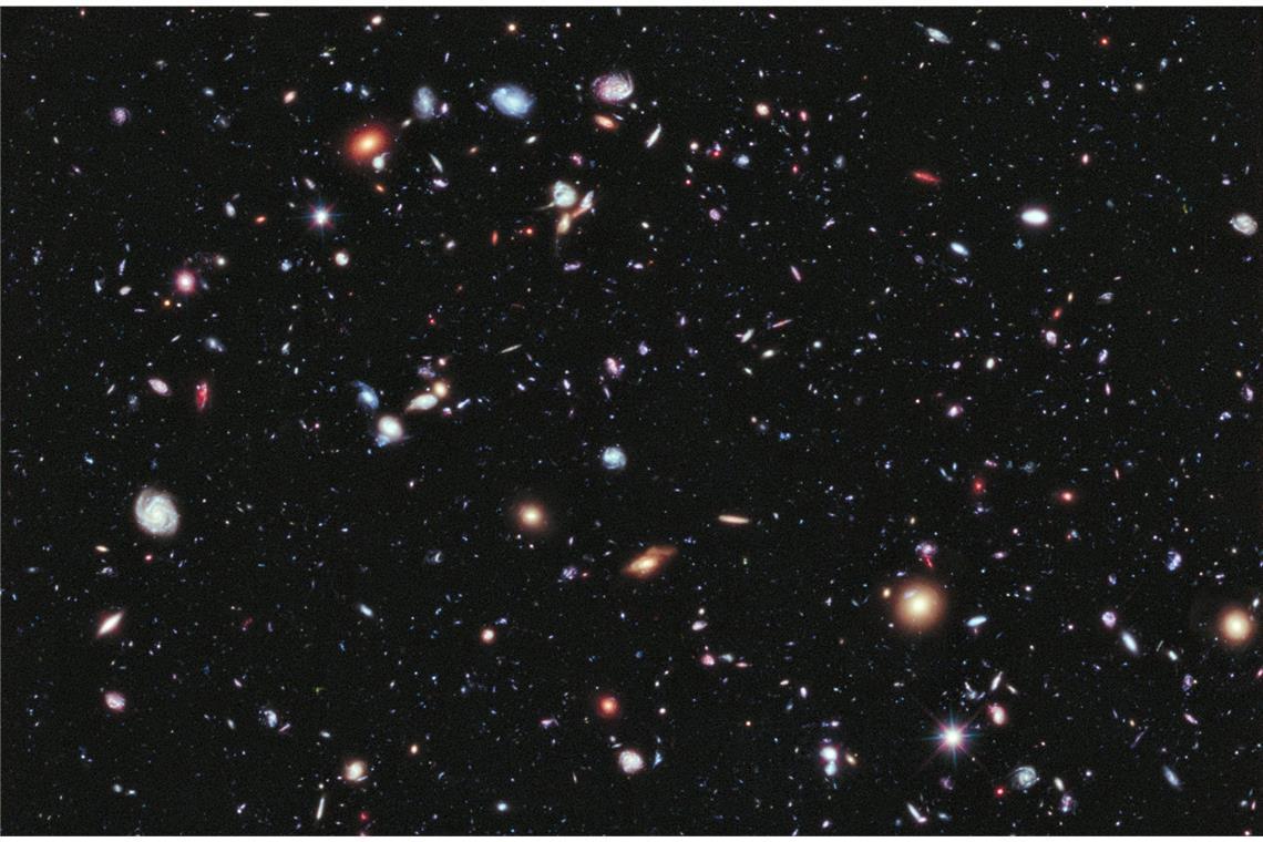 Woher kommt der Mensch? Eine Spurensuche im Kosmos Mehr als 5500 Galaxien sind auf dieser Hubble-Aufnahme von 2012 zu erkennen. Die Langzeitbelichtung mit dem Namen „Hubble extreme Deep Field“ (XDF) enthüllt Galaxien in einer Entfernung von bis zu 13,2 Milliarden Lichtjahren.