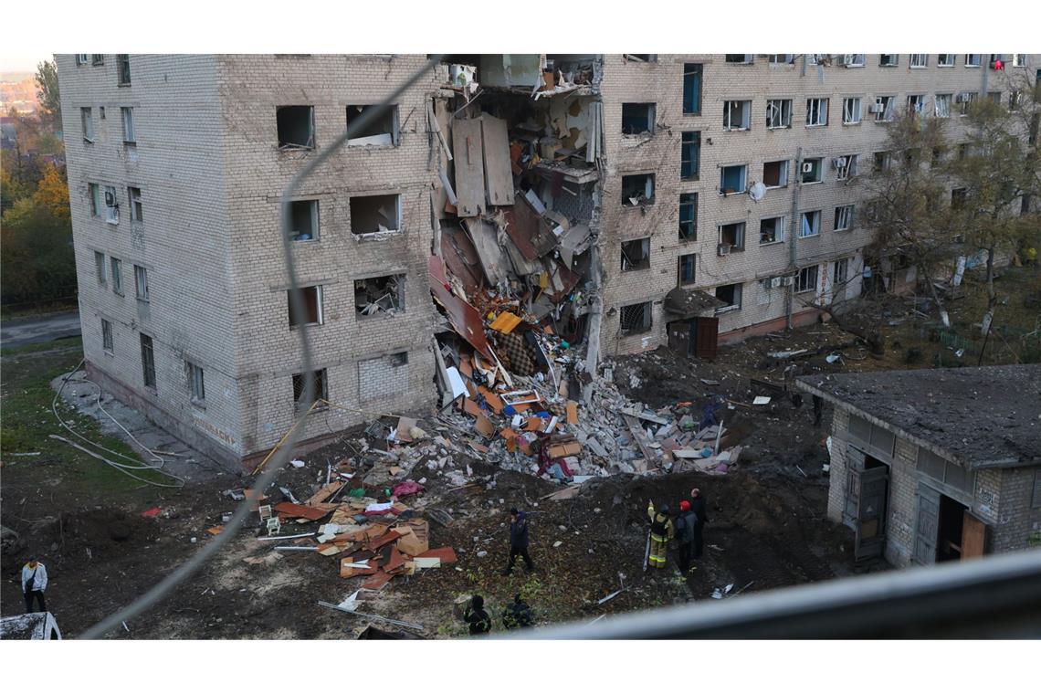 Mehr als ein Dutzend Menschen sind bei dem neuen russischen Angriff in Saporischschja verletzt worden.