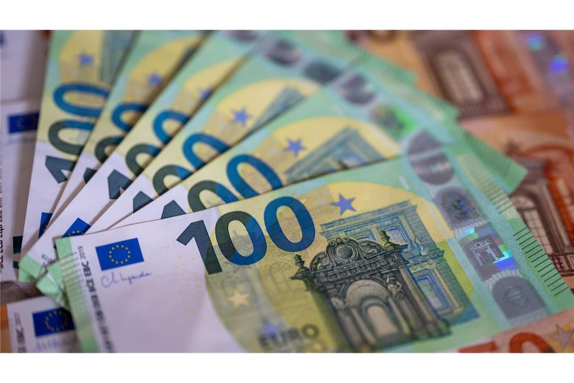 Mehr als eine Million Euro in bar hatte ein Autofahrer in Schwaben im Wagen. (Symbolbild) 