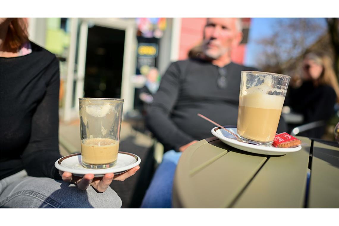 Warum Cafés Laptops verbannen Mehr Gespräche, weniger arbeitssame Stille wünschen sich viele Gastronomen in ihren Cafés.