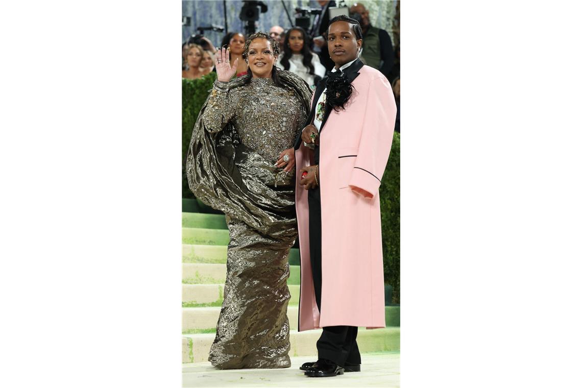 Mehr Kunstwerk als Kleid: Rihanna in einer über und über mit antiken Schmuckstücken besetzen Robe. Ihr Mann Asap Rocky trug einen Gehrock in Puderrosa.