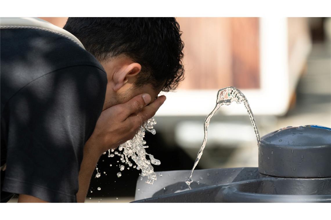 Mehr trinken als sonst ist Experten zufolge besonders während längerer Hitzewellen wichtig, da sonst Dehydration droht.