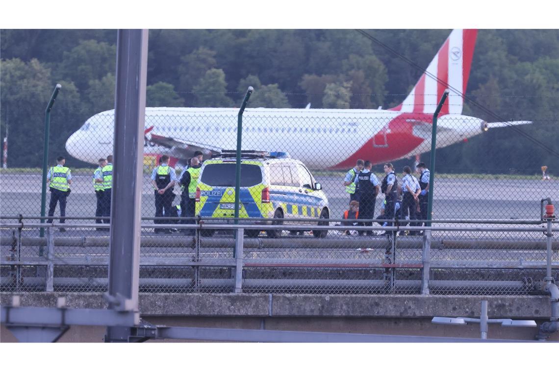 Flughafen verklagt Klimaaktivisten auf knapp 49.000 Euro Mehrere Aktivisten hatten sich auf dem Rollfeld festgeklebt (Archivfoto)