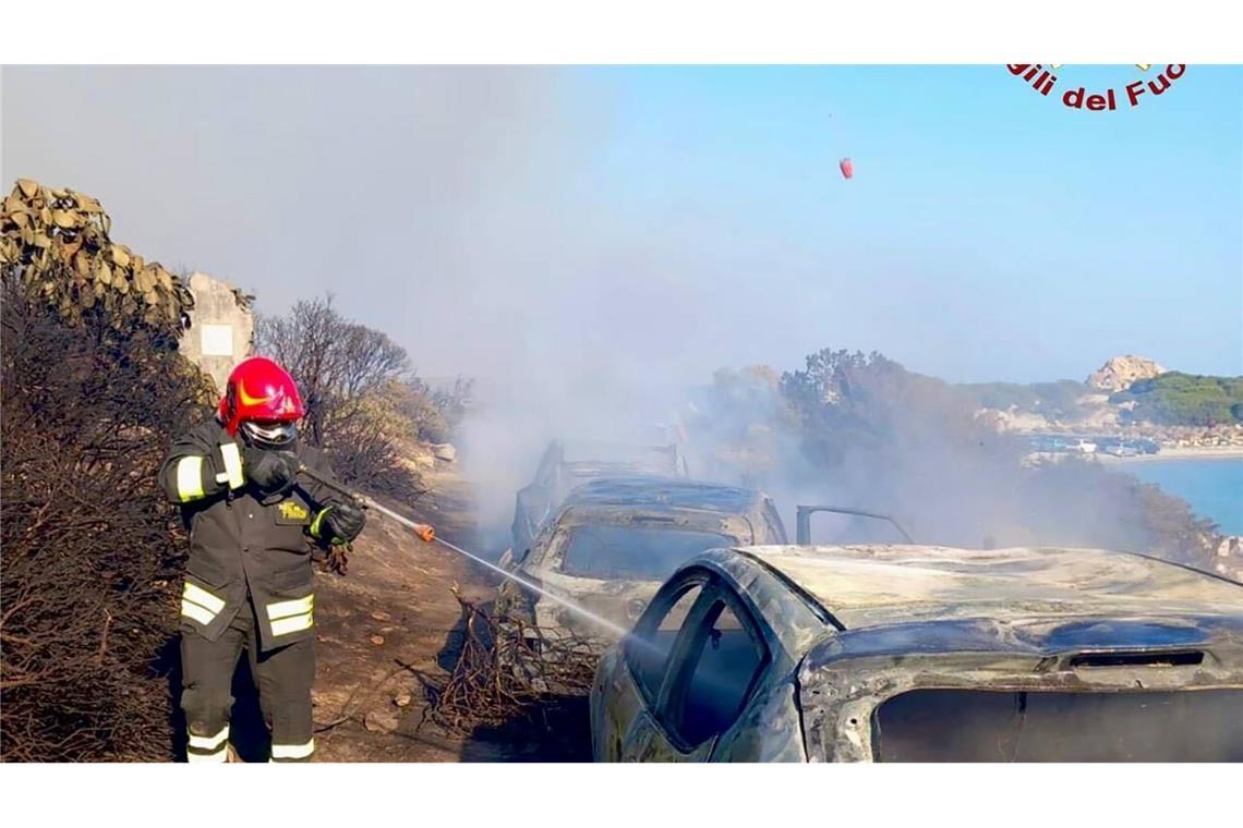 Brand auf Sardinien: Badegäste fliehen vor Feuer