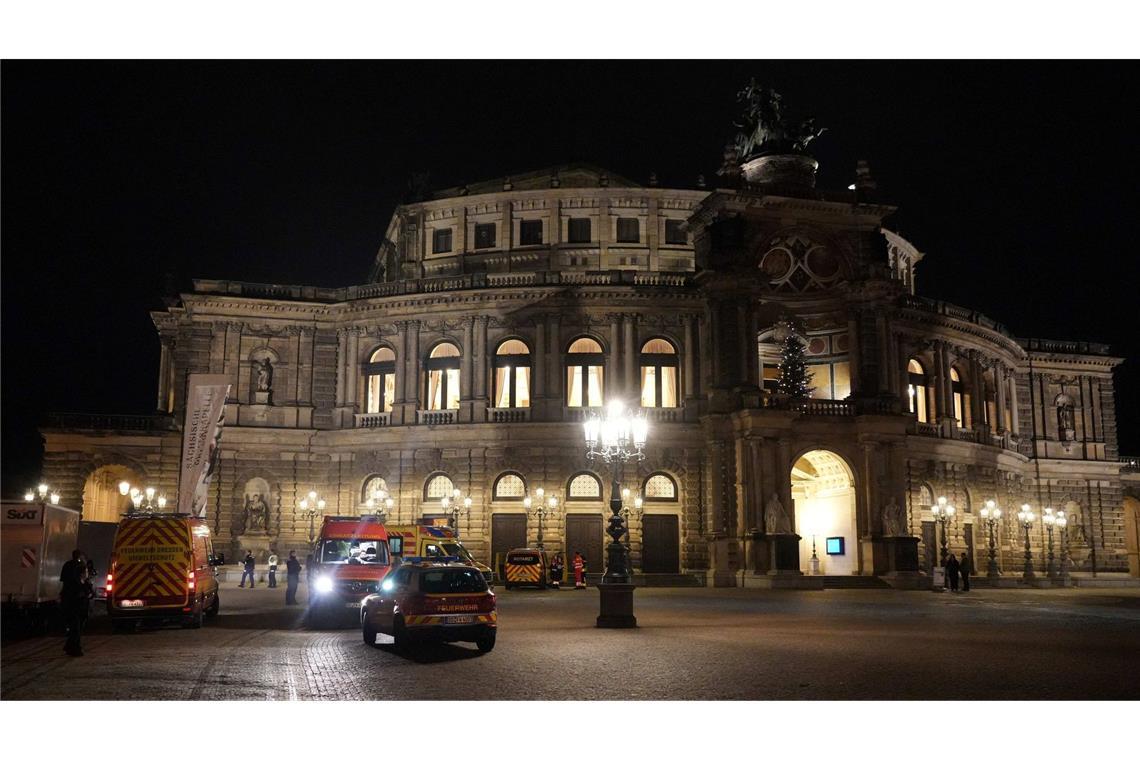 Rettungseinsatz in der Semperoper - Besuchern ist übel Mehrere Besucher und Einsatzkräfte klagen über Unwohlsein.