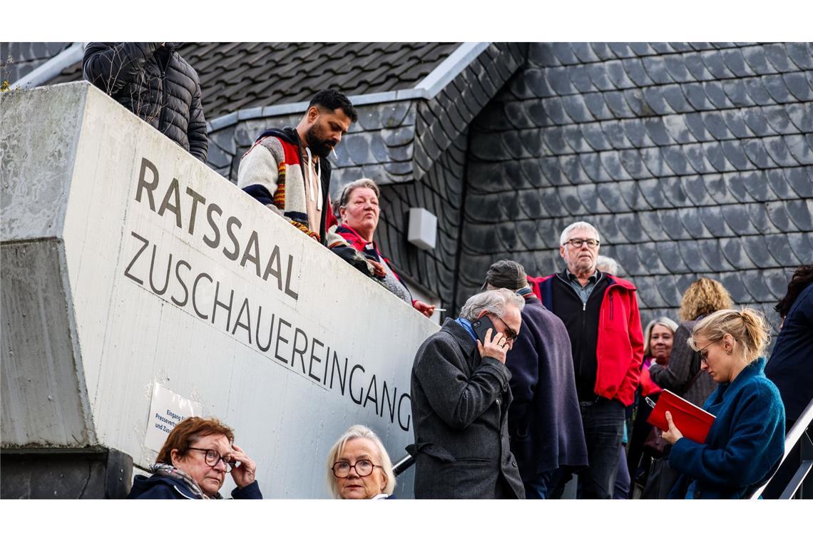 Mehrere Bürgerinnen und Bürger verfolgten die Vereidigung