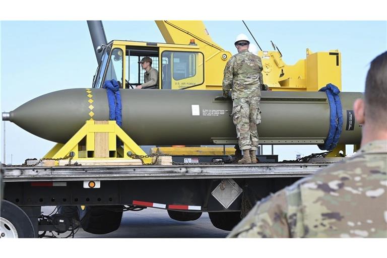 Mehrere dieser tief in der Erde gebaute Bunker brechende Bomben vom Typ GBU-57 warfen die USA über drei Nuklearanlagen im Iran ab.