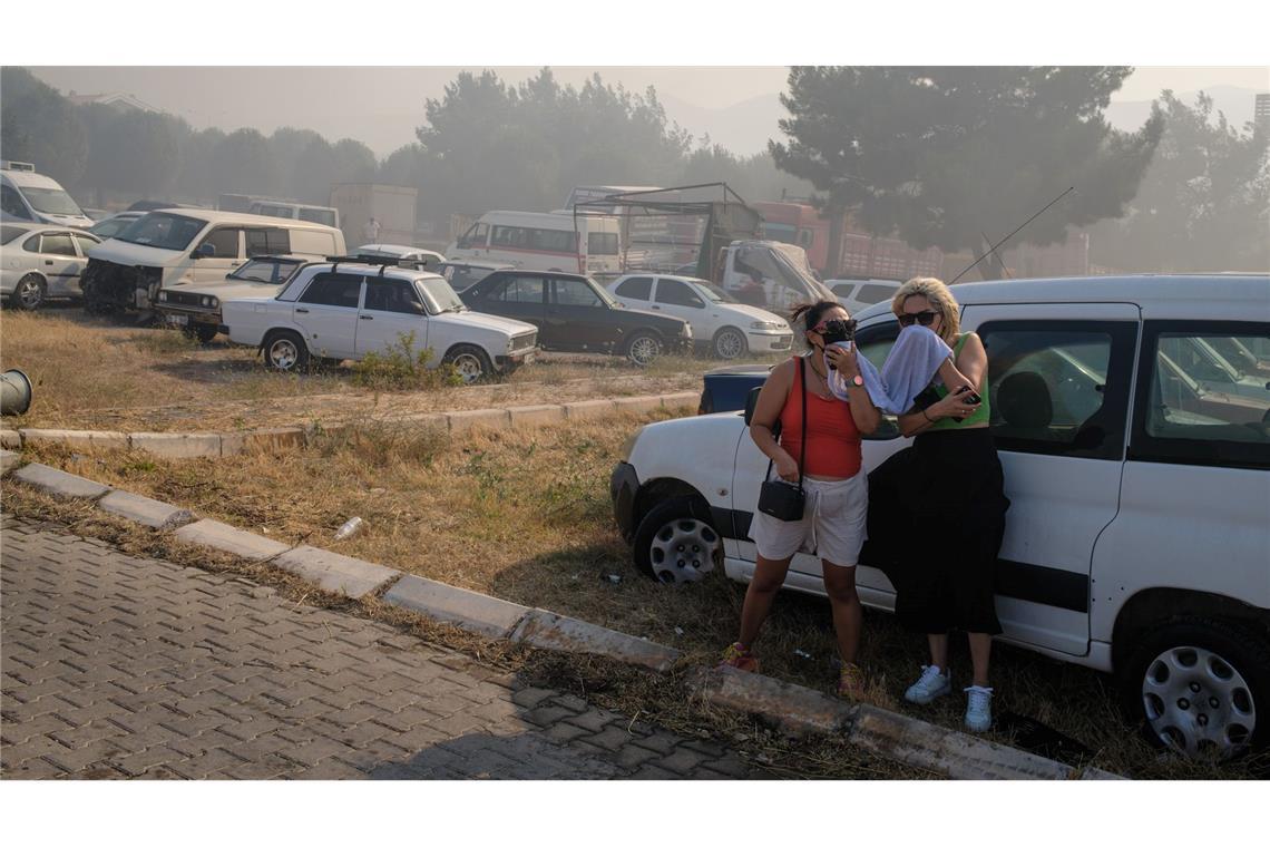 Einsatzkräfte bekämpfen Großbrände in Izmir und Hatay Mehrere Dörfer und Viertel wurden vorsorglich evakuiert.
