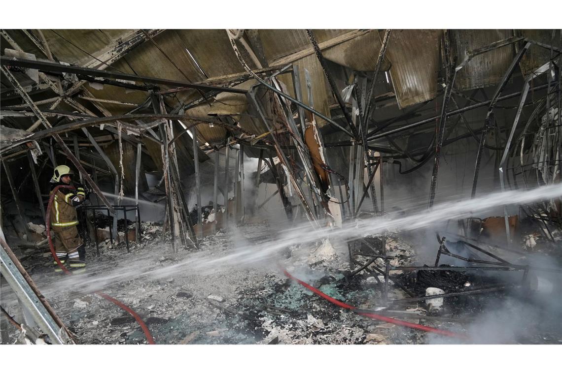 Mehrere Feuerwachen seien an den Löscharbeiten im Westen Teherans beteiligt.