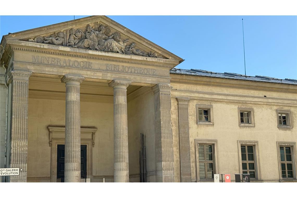 Louvre-Direktorin bot Rücktritt an - Ministerin lehnte ab Mehrere Goldnuggets im Wert von 1,5 Millionen Euro wurden aus dem Pariser Naturkundemuseum gestohlen. (Archivbild)