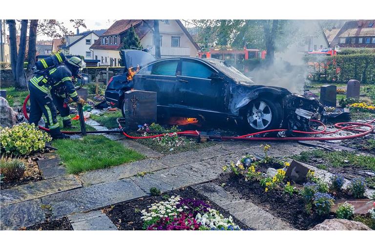 Mehrere Gräber wurden auf einem Friedhof in Gerlingen bei Stuttgart verwüstet.