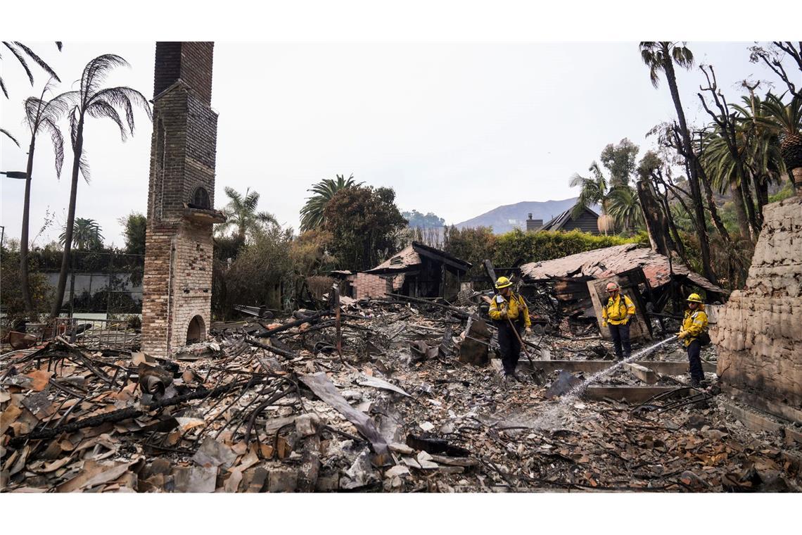 Waldbrand in Malibu: Feuerwehr macht Fortschritte Mehrere Häuser in Malibu brannten ab.