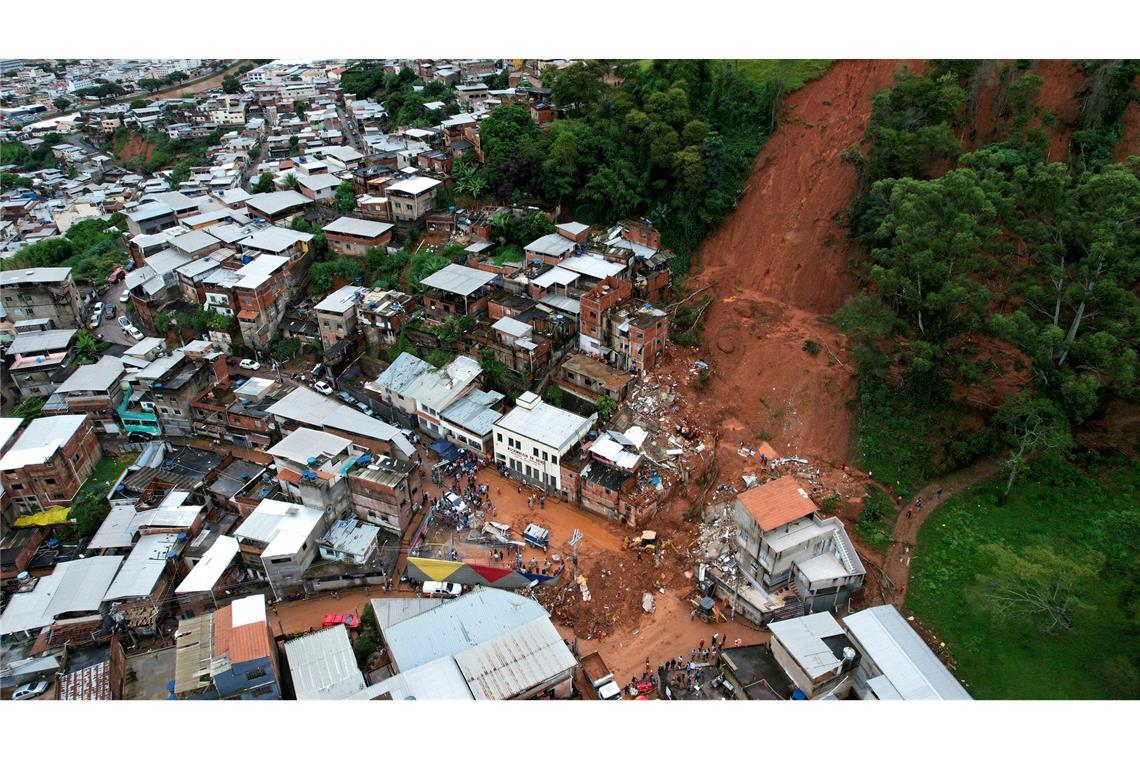 Mehrere Häuser sind bei den Überschwemmungen eingestürzt.