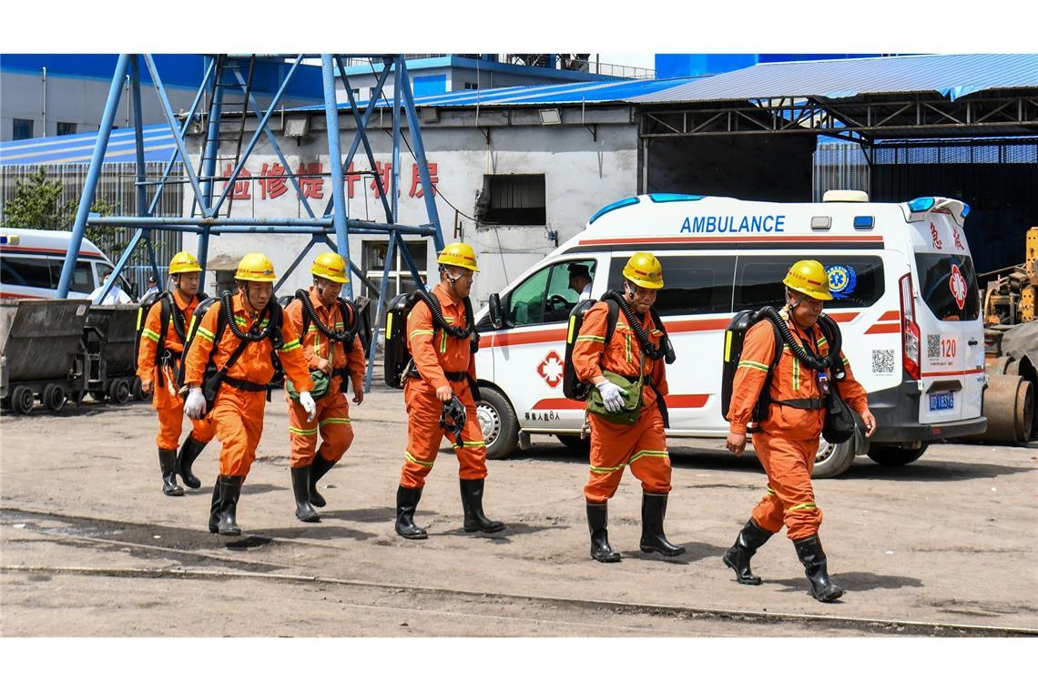 Mehrere hundert Rettungskräfte sind nach wie vor im Einsatz.
