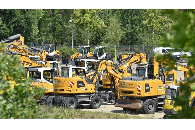 Mehrere Liebherr-Bagger auf einer Abstellfläche.