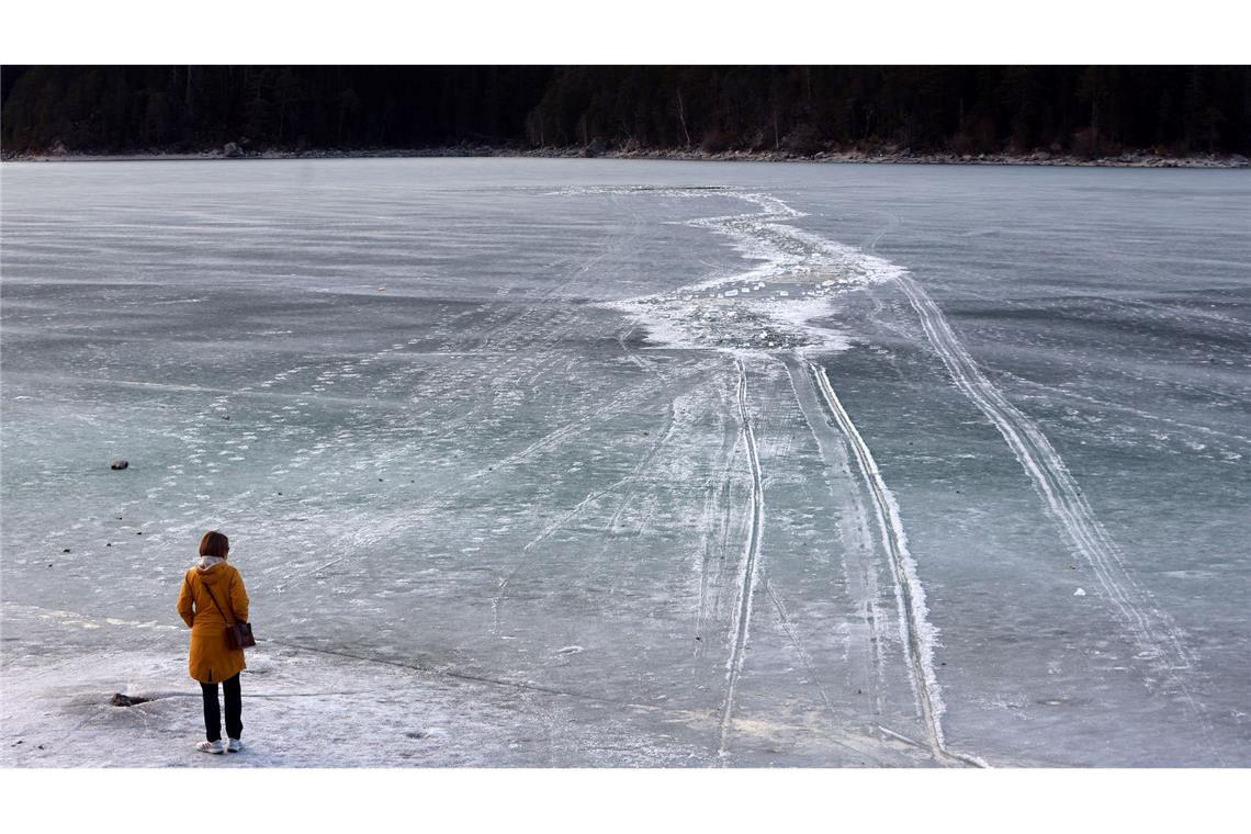 Bilder des Tages Mehrere Menschen auf zugefrorenem Eibsee im Eis eingebrochen.