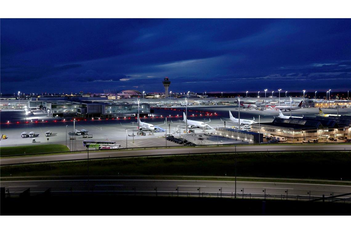 Flughafen München stellt wegen möglicher Drohnen Betrieb ein Mehrere Menschen hatten am Abend Drohnen über dem Flughafen in München gesichtet. (Archivbild)