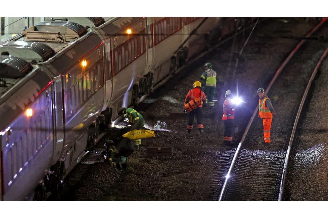 Entsetzen in Großbritannien: Menschen in Zug niedergestochen Mehrere Menschen sind bei dem Angriff am Samstag teils lebensbedrohlich verletzt worden.