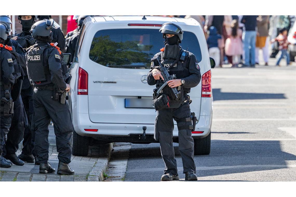 Mehrere Menschen sollen leicht verletzt worden sein.