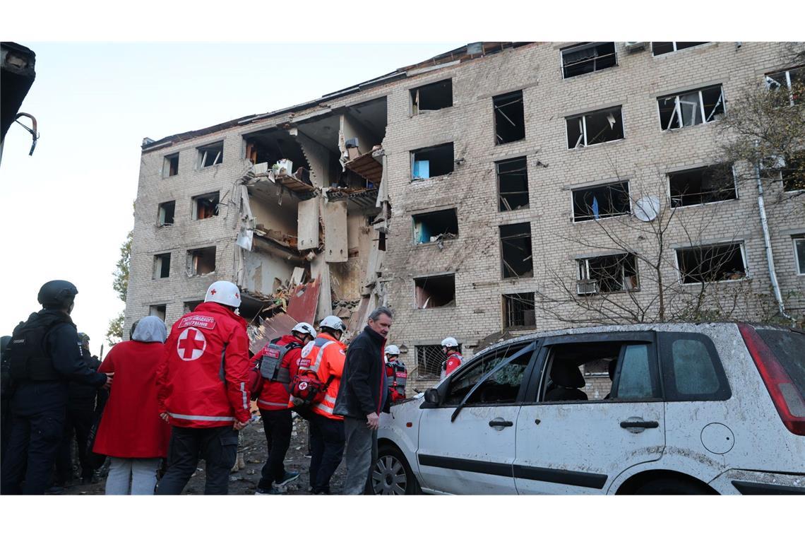 Mehrere Menschen stehen in der Stadt Saporischschja nach den russischen Angriffen ohne Wohnraum da.