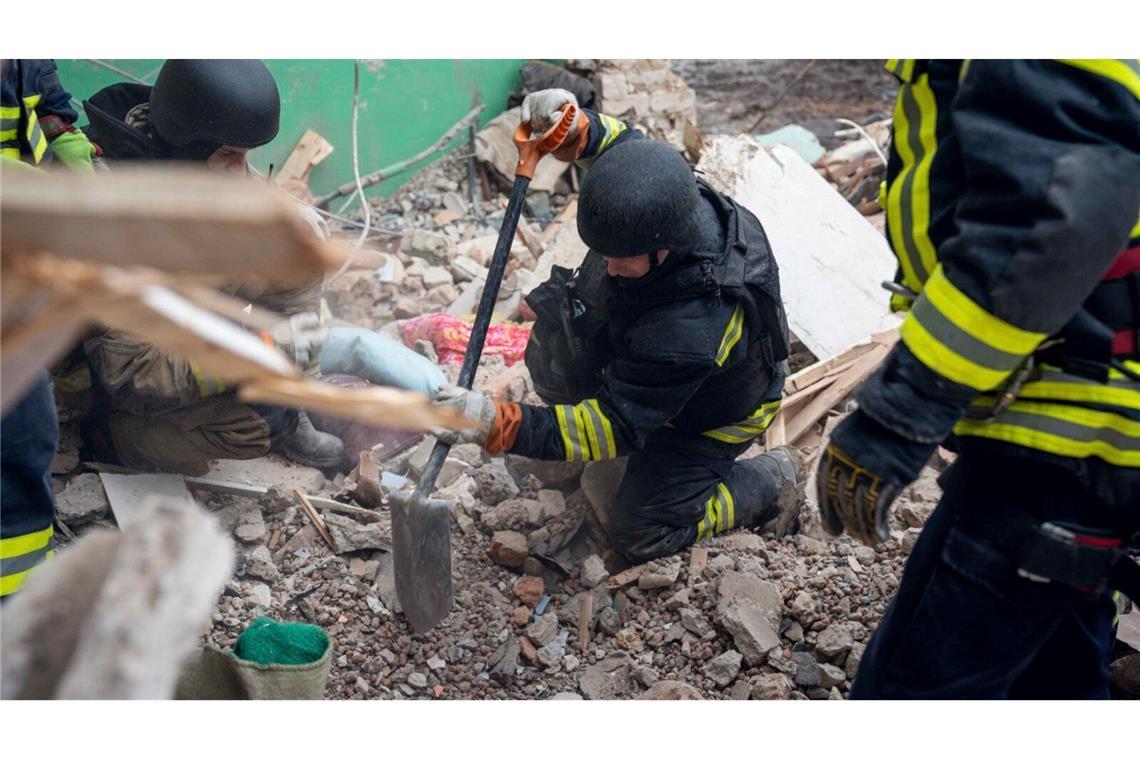 1.000 Tage Krieg - Ukraine setzt US-Waffen ein Mehrere Menschen wurden bei dem Drohnentreffer auf ein Haus in Hluchiw getötet.
