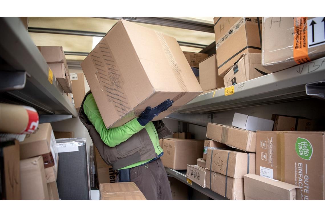 Bund will Portale wie Temu und Shein stärker kontrollieren Mehrere Milliarden Pakete gelangten 2024 über Onlineplattformen in die EU gelangt. Die Bundesregierung will geltendes Recht nun besser durchsetzen. (Symbolbild)