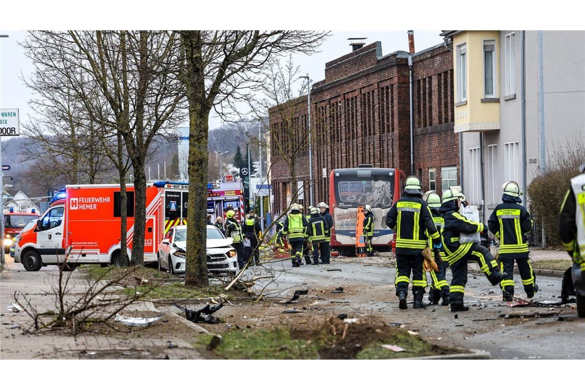 Unfall mit Bus und fünf Pkw - mehrere Schwerverletzte Mehrere Personen sind schwer verletzt worden.