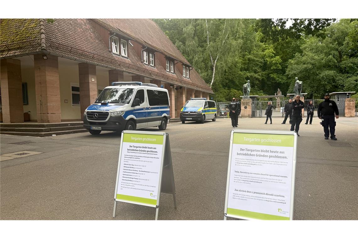 Aktivisten dringen in Tiergarten ein - einige festgeklebt Mehrere Polizeikräfte waren am Tiergarten im Einsatz.