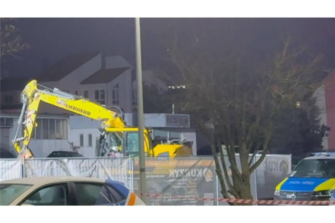 Was bisher bekannt ist – und was nicht Mehrere Polizisten sind bei der Zerstörungsfahrt verletzt worden.