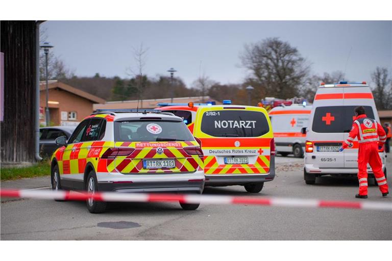 Mehrere Rettungskräfte eilten zu dem Unfallort.