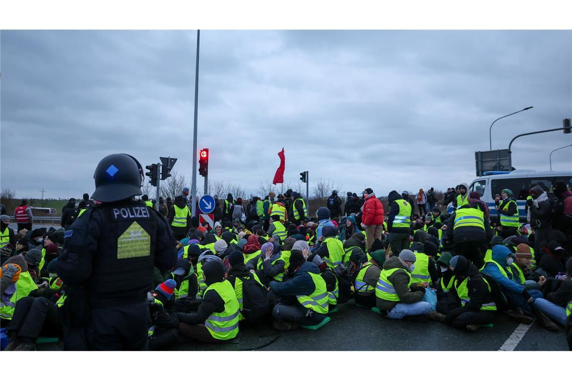 Proteste gegen AfD: Abgeordneter bei Polizeieinsatz verletzt Mehrere Straßen wurden bei Protestaktionen blockiert.