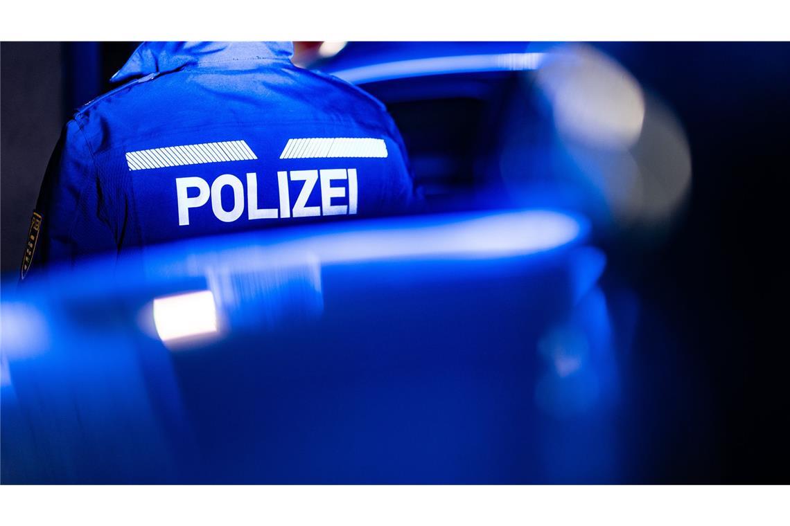 Mehrere vom Sohn alarmierte Streifen brachten die beiden Männer dann auseinandergebracht. (Symbolbild)