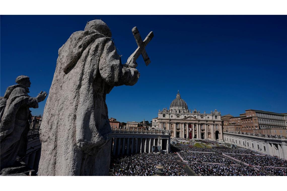 Mehrere Zehntausend Menschen nahmen auf dem Petersplatz an der Ostermesse teil.