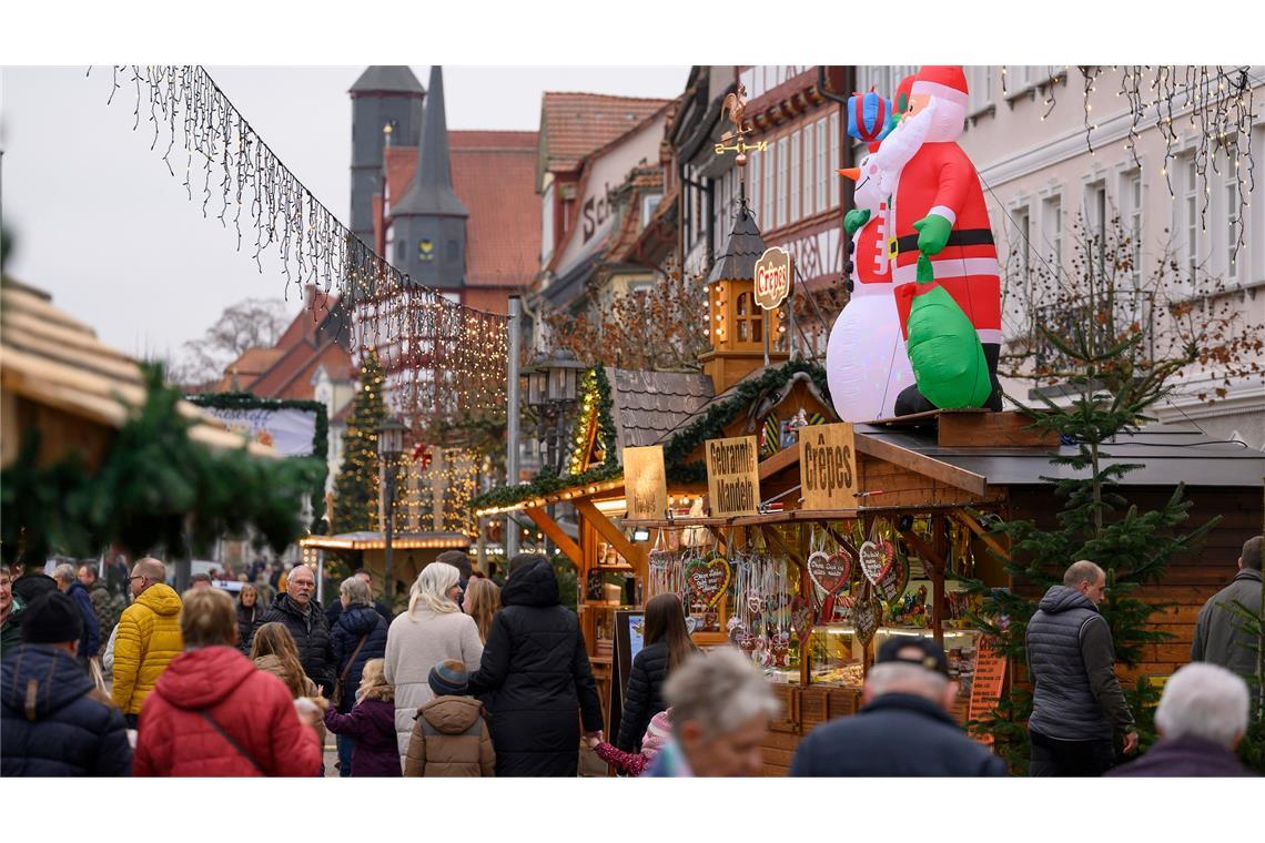 Weihnachtsmarkt nach Räumung wieder offen – Fahndung läuft