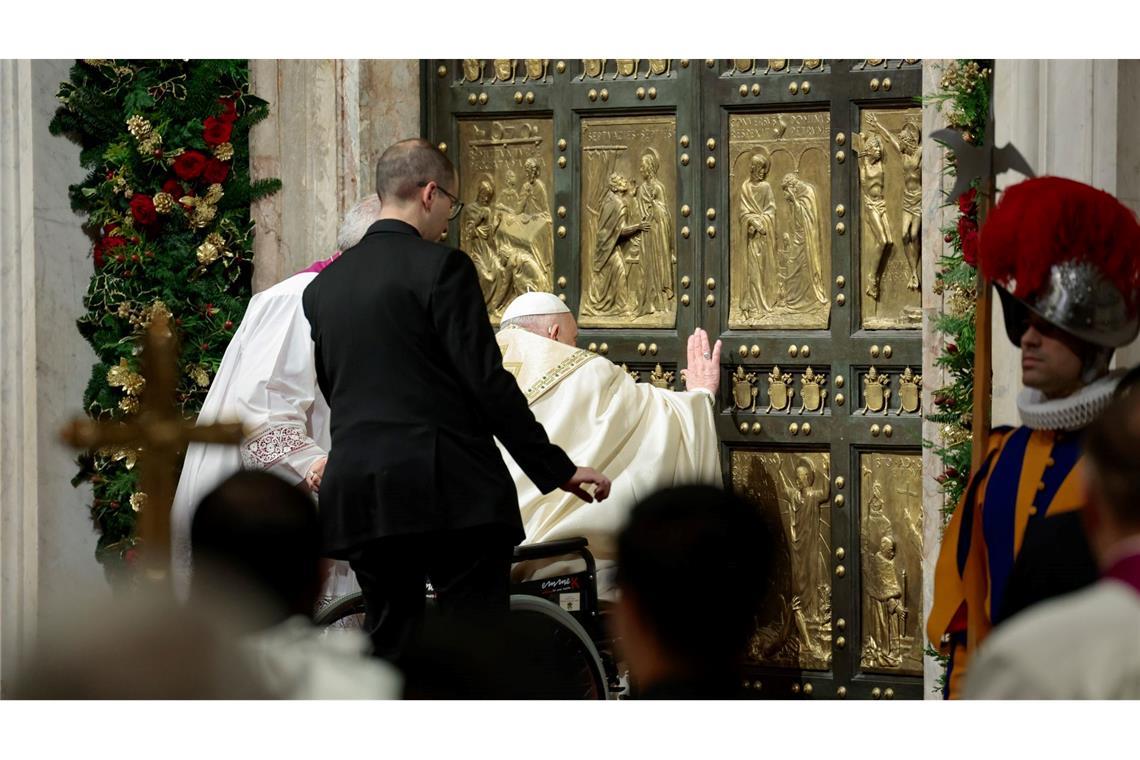 Papst öffnet Petersdom-Pforte und läutet Heiliges Jahr ein Mehrmals klopfte der Papst an die Tür, woraufhin Helfer diese von innen öffneten.