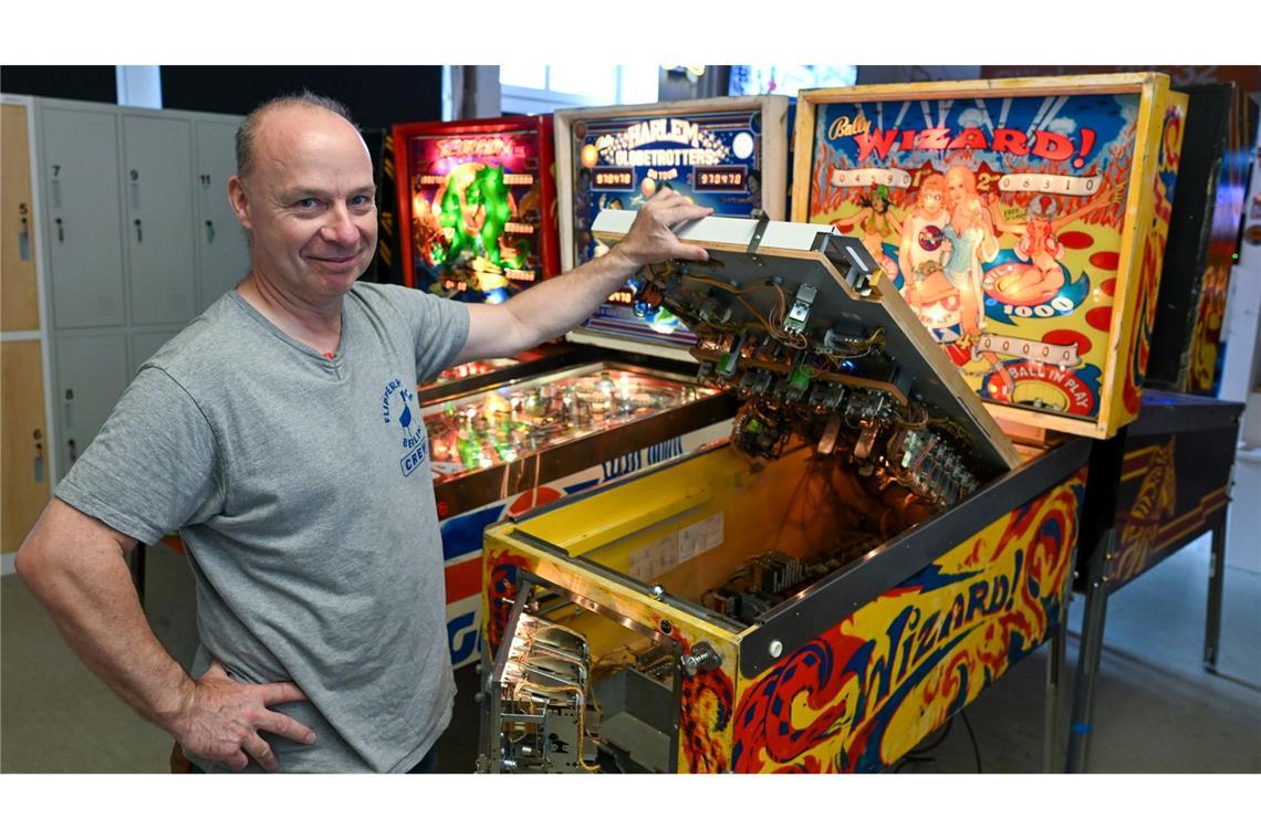 Das Comeback der Flipper-Automaten Meißner zeigt das Innenleben eines Flippers.