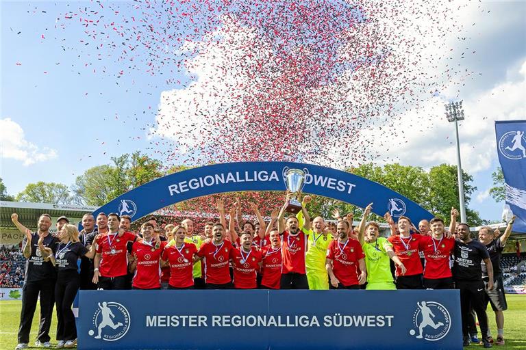Meister der Regionalliga Südwest und Aufsteiger in die 3. LIga. Die SG Sonnenhof Großaspach. Stolz und jubelnd präsentiert die Mannschaft um Kapitän Volkan Celiktas nach der Partie den Meisterpokal. Foto: Alexander Becher
