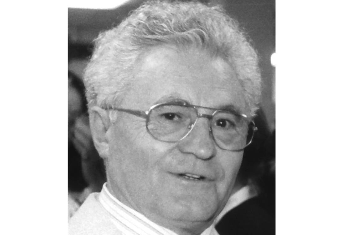 Schlips und feines Tuch am Spielfeldrand Meister mit Oberbrüden: Fritz Kübler, später unter anderem jahrelang in Backnang als Kommunalpolitiker aktiv. Foto: M. Melchert
