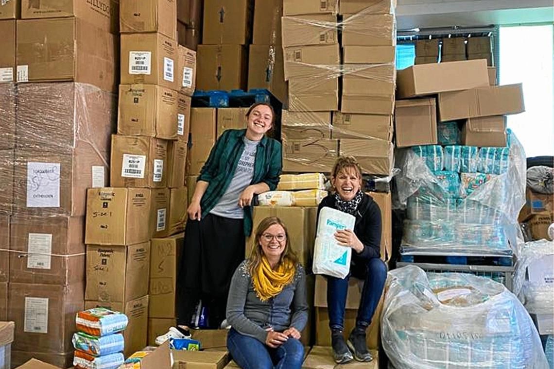 Gestrandete Menschen ohne Perspektive Melanie Burkhardt (Mitte) mit ihren Kolleginnen Amy und Lou-Anne (v.l.) aus den USA, die ebenfalls als Freiwillige im Camp gearbeitet haben.