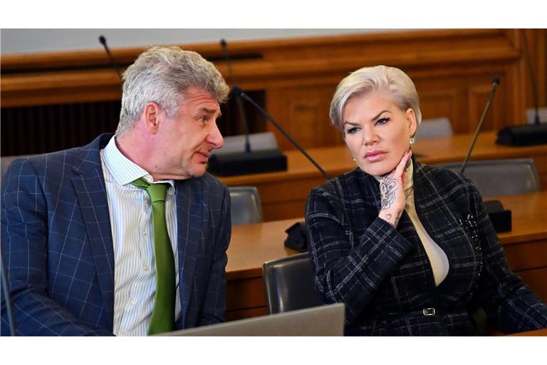 Melanie Müller bestreitet, den Hitlergruß gezeigt zu haben.