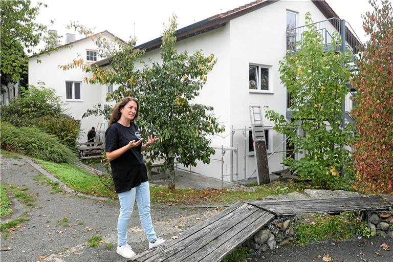 Melanie Rautscher vom Kreisjugendring zeigt auf, welche Bauarbeiten am Freizeitheim Mettelberg nötig sind. Unter anderem soll der Außenbereich des Freizeitgeländes erneuert werden. Foto: Markus Metzger