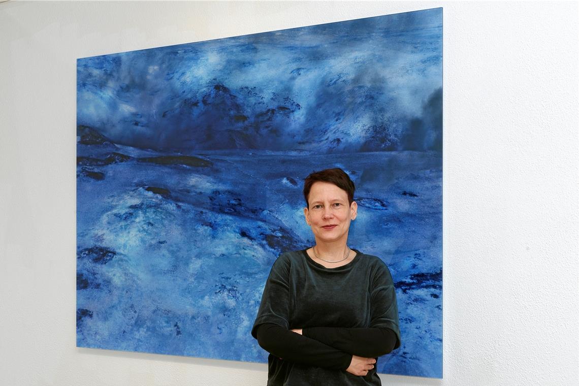 Urgewaltige, ungeschliffene Natur Melanie Wiora vor dem Bild Nummer 29 ihrer Serie „Natura“. Die Fotografien tragen bewusst keinen Titel, um mehr Wahrnehmungsspielraum zu eröffnen. Foto: J. Fiedler