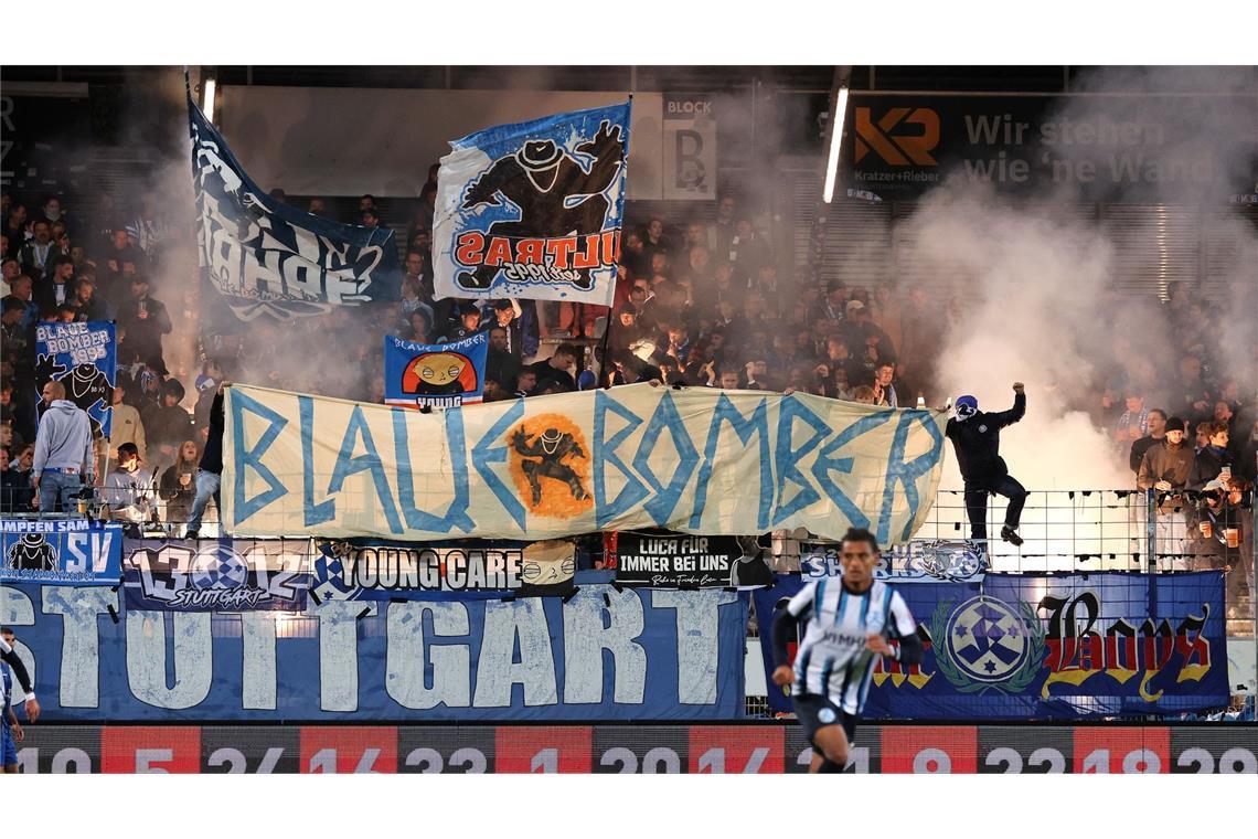 Wildes Derby – dreimal Rot, aber kein Sieger Melkamu Frauendorf vor dem B-Block.