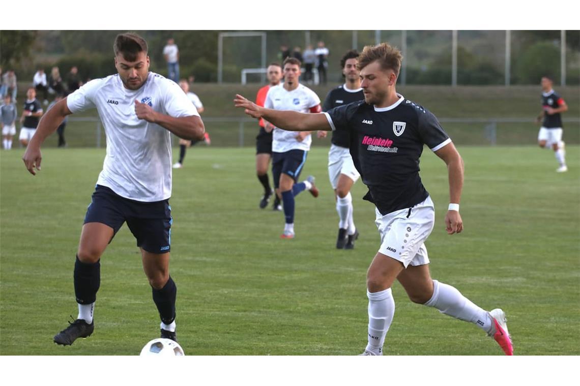 Melvin Schöll vom TSV Merklingen (li.) gegen Matthias Stahl (re.), der für die SpVgg Renningen zum 2:1 traf.