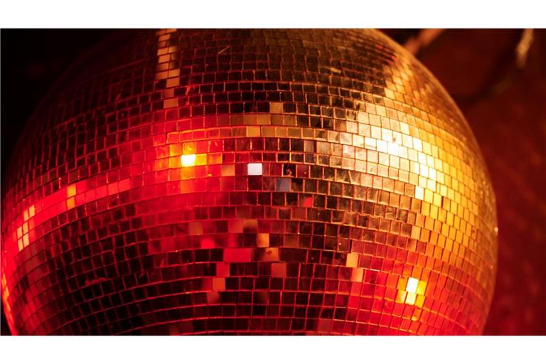 Mensch, damals bei der einen Party! Bei energiegeladenen Songs erinnert man sich eher an aufregende und freudvolle Momente. (Symbolbild)
