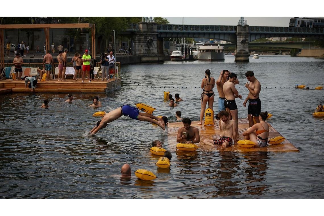Menschen an der Badestelle Grenelle an der Seine.